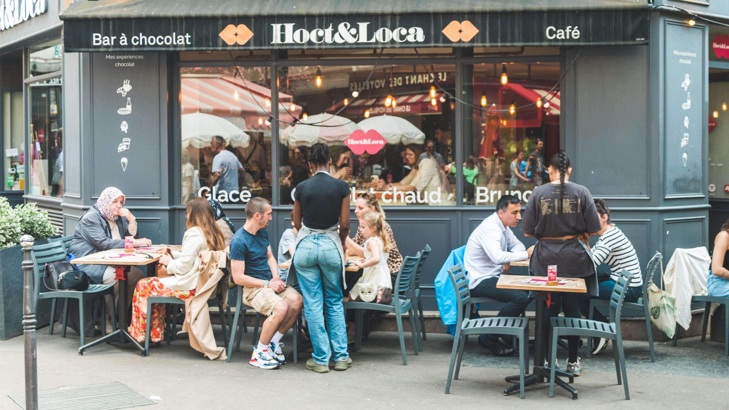 Brunch en terrasse dans le Marais, rue piétonne sous les arbres