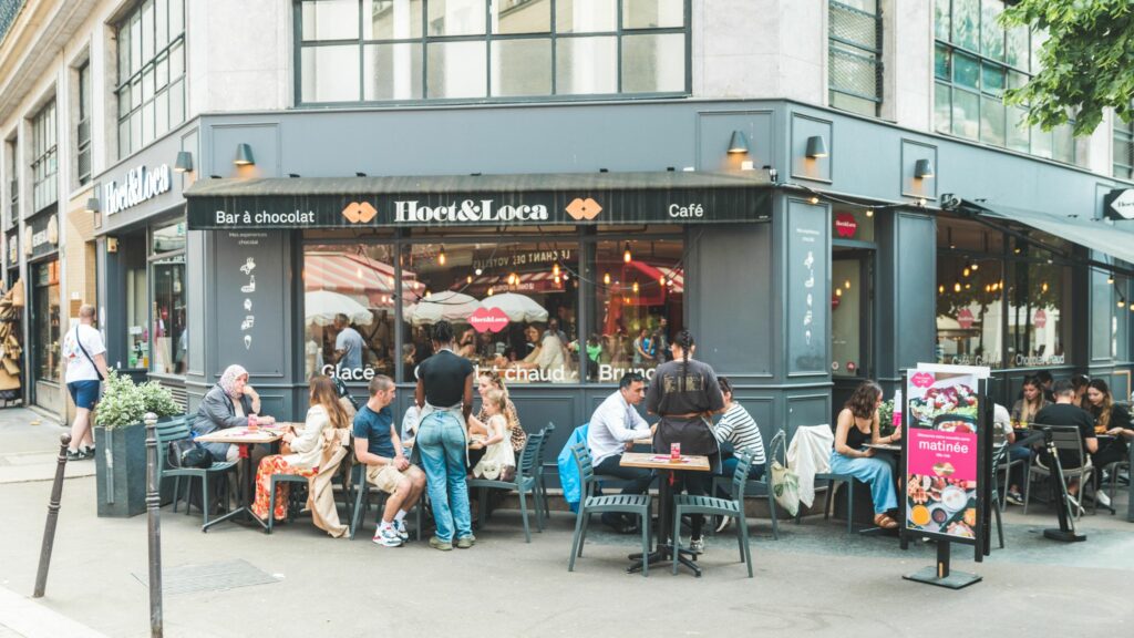 Terrasse Hoct&Loca rue de la Verrerie dans le Marais, brunch en extérieur